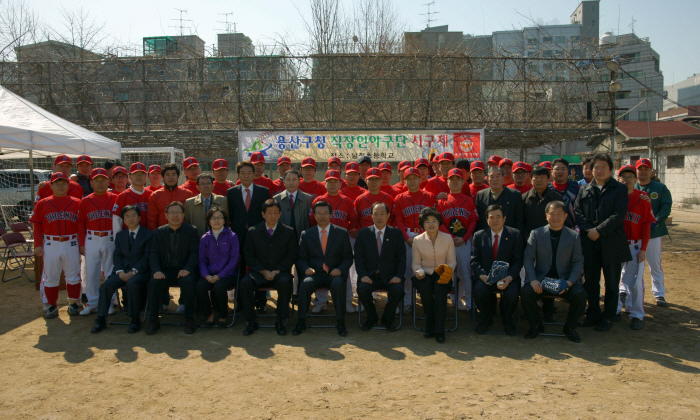 용산구청 직장인야구단 시구제 참석