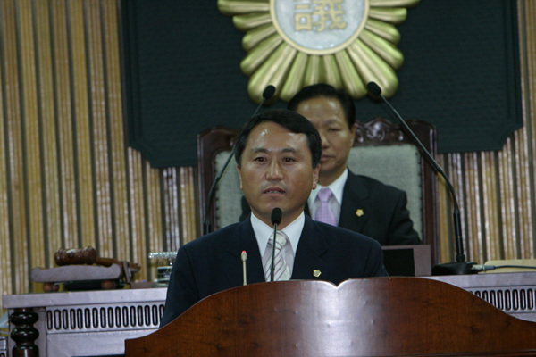 김제리 복지건설위원장 당선소감 장면