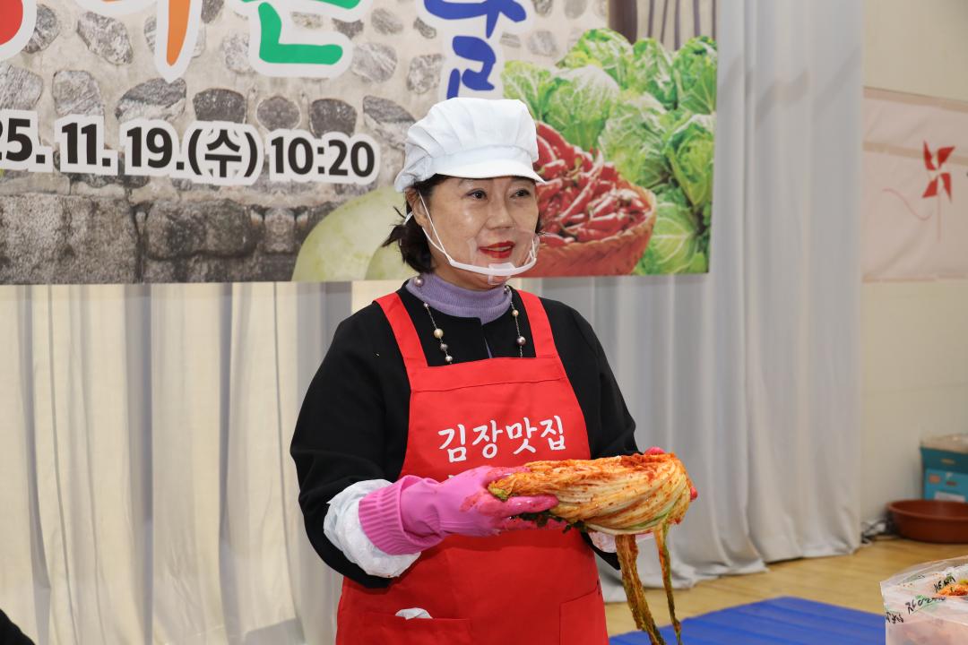 '용산구의회, 2025 사랑의 김장나눔 행사 참석[한강로동]' 게시글의 사진(10) '138A3627.JPG'