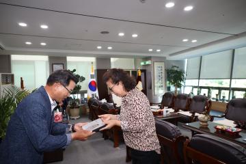 용산구의회 의회사무국 퇴임직원 기념패 수여